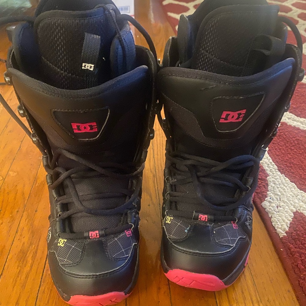 Women DC Phase snowboard boots.